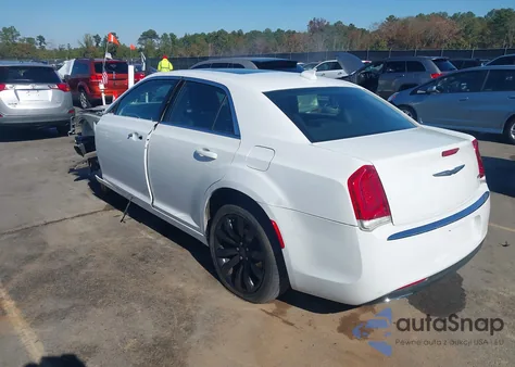 2018 Chrysler 300 Touring L z USA, uszkodzony, nr VIN 2C3CCAAG2JH191282